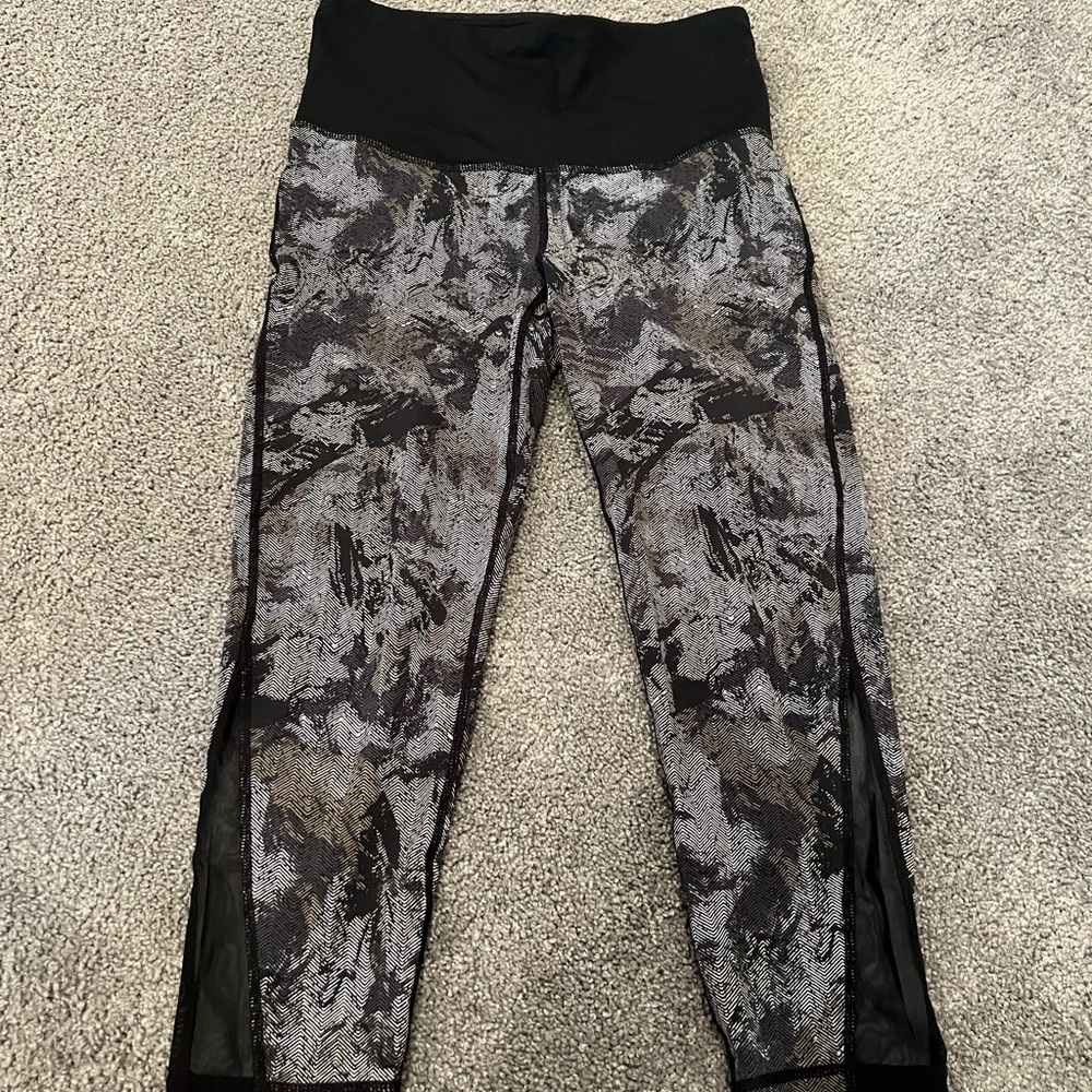 Mono B Patterned Capri